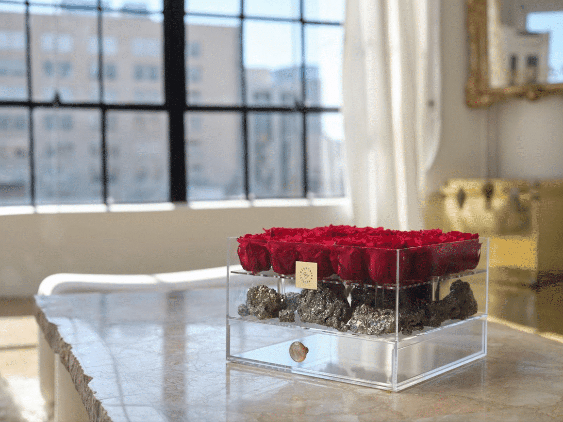 Evergreen Select: Redefining Luxury Gifting with Floral and Crystal Elegance