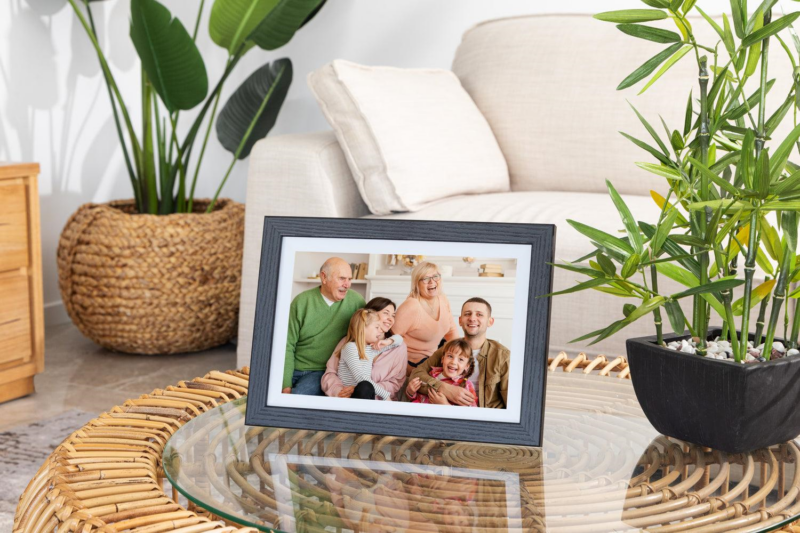 How Friendship Lamps and Digital Photo Frames Keep Loved Ones Close