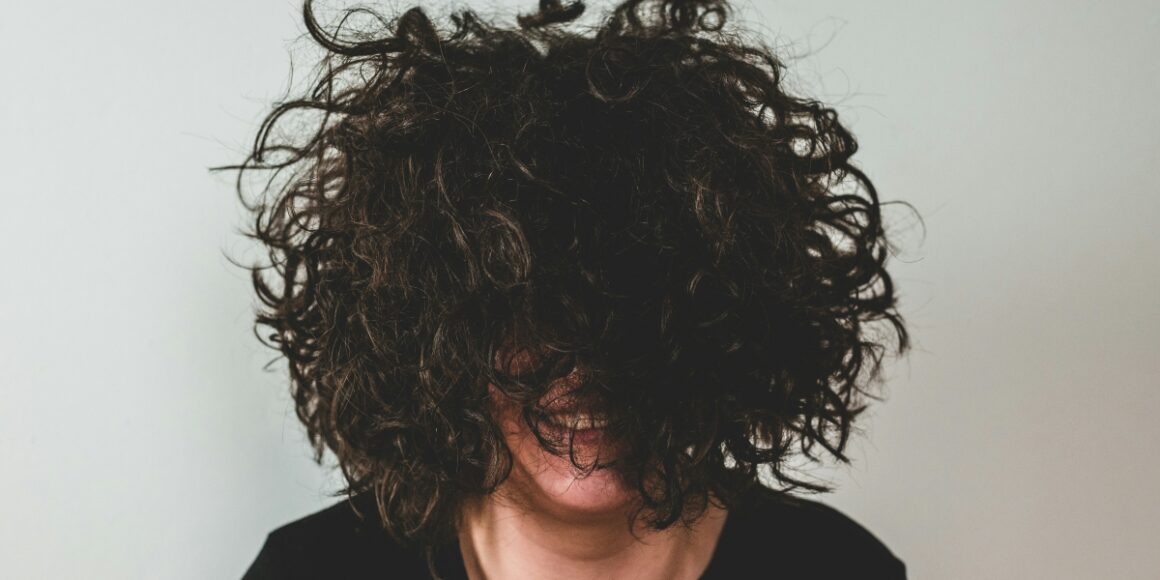 How Hard Water Triggers Frizz and Why Shampoos for Frizzy Hair Help