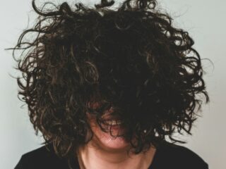 How Hard Water Triggers Frizz and Why Shampoos for Frizzy Hair Help