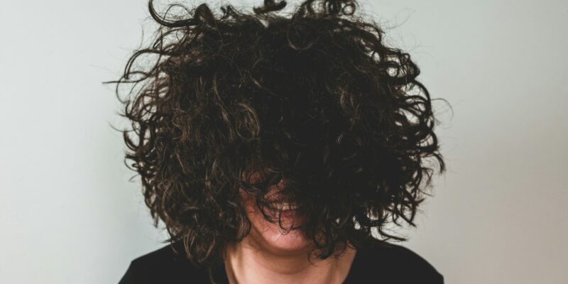 How Hard Water Triggers Frizz and Why Shampoos for Frizzy Hair Help